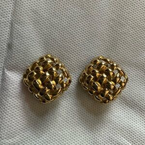 Givenchy gold toned basket weave clip-on earrings 1”x1”